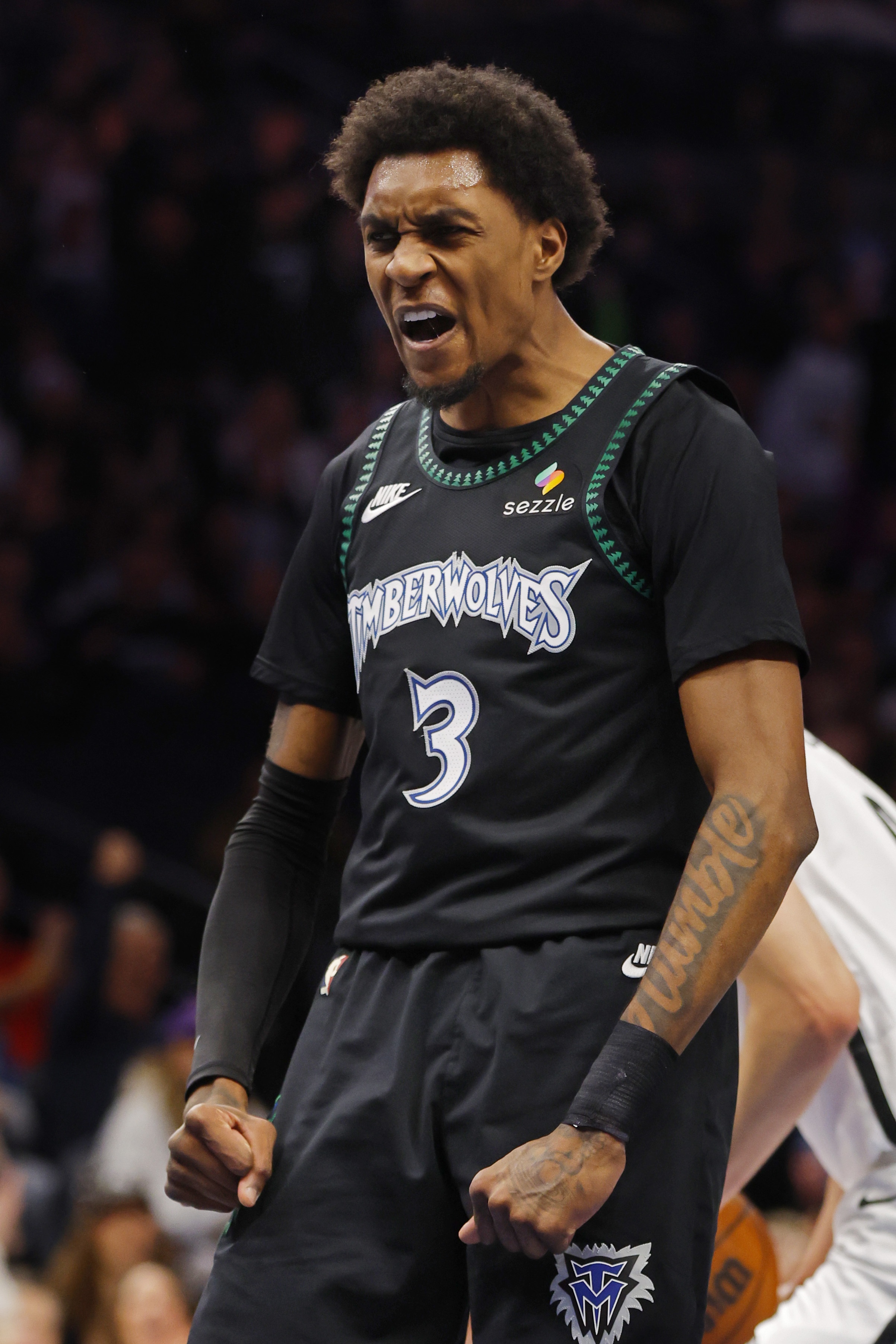 kaiyun.com-填满数据栏！麦克丹尼尔斯16投7中&amp;罚球2中2得18分6板6助1断1帽