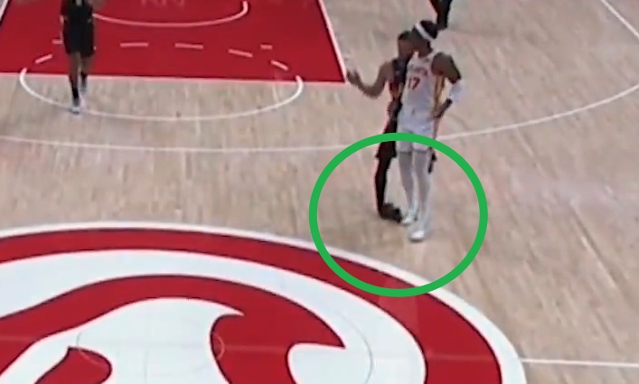 开云APP-一场伤俩！布克右脚踝严重扭伤 被队友搀扶回了更衣室！