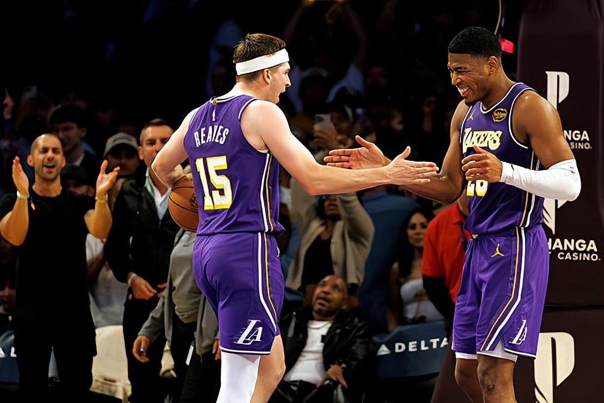 开云体育官网-进攻端的作用太突出了，湖人还是应该让锋线大将赶紧回归先发？