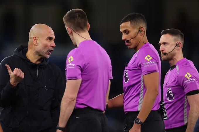 开云体育官网-记者：曼城vs狼队主裁未被取消英超执法资格，按计划执法英冠