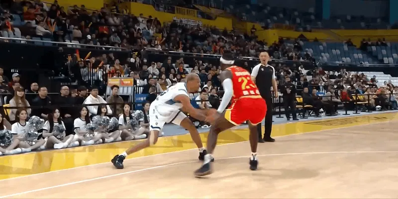 kaiyun.com-贝兹利持球突破接转身上篮打成二加一，宁波队追至4分分差